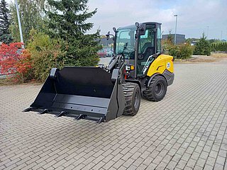 MECALAC MCL6+ mit Klappschaufel MECALAC MCL6+ mit Klappschaufel