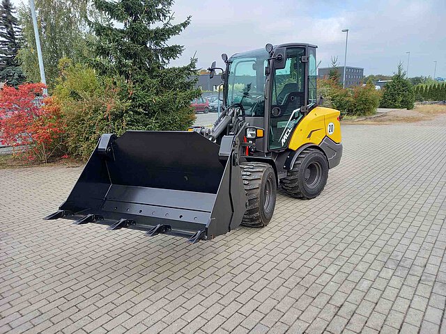 Mecalac MCL6+ mit Klappschaufel von vorn