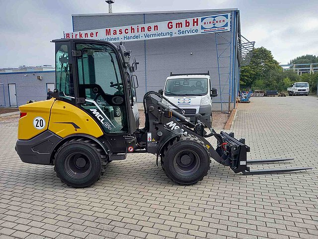 Mecalac MCL6+ mit Gabel