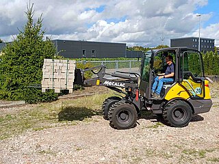 MECALAC MCL6+ mit Steinpalette MECALAC MCL6+ mit Steinpalette